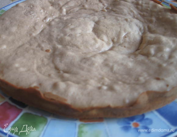 Выпечь в духовке при температуре 180 градусов  два коржа. Коржи выпекаются приблизительно за 25-30 минут.