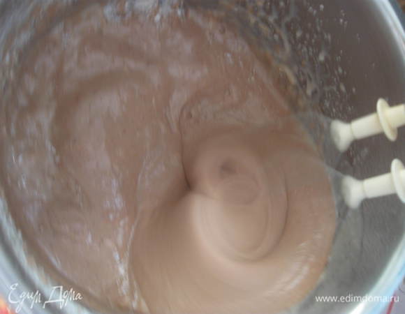 Приготовить крем, смешав миксером сливочное масло, сгущенное молоко, какао и коньяк. Промазать кремом остывшие коржи. 