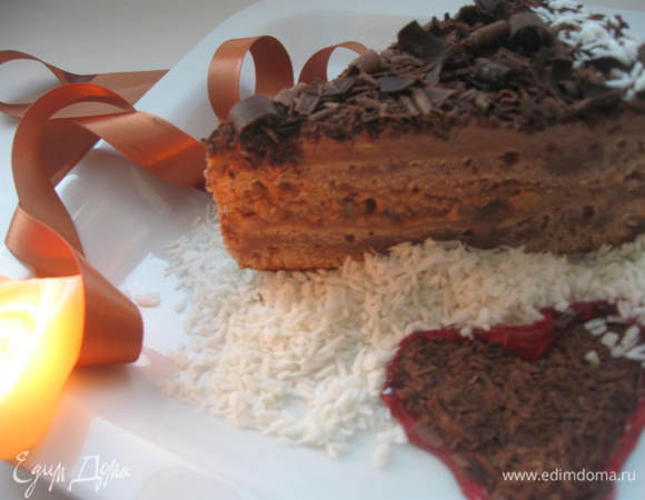 Для украшения торта используется  соус дикой брусники, тертый шоколад и кокосовая стружка.