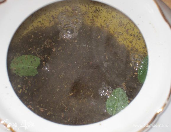 Вскипятить воду. Обдать кипятком заварочный чайник , но заливать кипяток не следует-пусть после закипания чайник постоит 5 -7 минут.Под холодной водой промыть листья свежей мяты. В заварочный чайник положить зеленый чай, добавить листики свежей мяты, влить кипяток. Оставить на 5 минут.