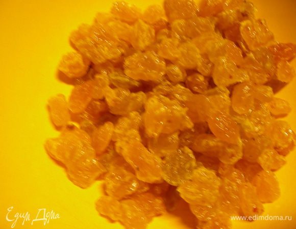 Изюм замачиваем в теплой воде минут на 15, затем откидываем на дуршлаг и даем обсохнуть.

