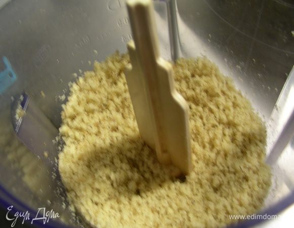 Грецкие орехи рубим в мелкую крошку в блендере или кофемолке.