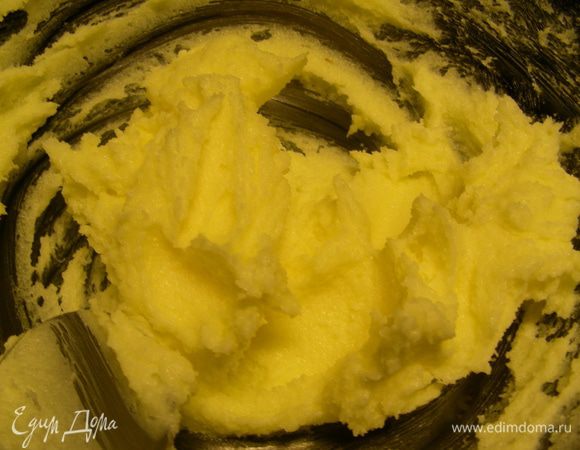 Мягкое сливочное масло взбиваем как следует с сахаром.
