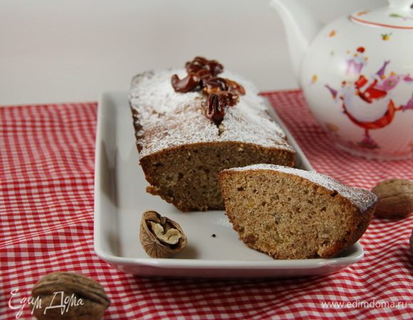 Готовый кекс остужаем. По желанию украшаем сахарной пудрой и карамелизированными орешками. Приятного аппетита))
