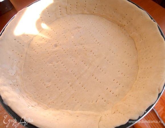 Из размороженного слоеного теста вырезаем круг с бортиками по форме Вашей сковороды. Плотно прижимаем и накалываем вилкой. У меня форма тефлоновая, поэтому я ее не смазывала.Выпекаем в разогретой до 180* духовке минут 7-10.