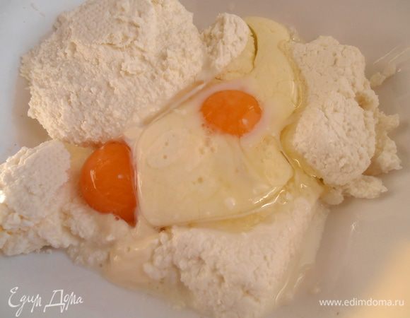 Вливаем молоко (или разведенную сметану или сливки) + растительное масло.