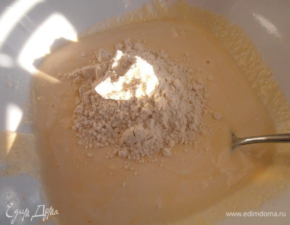 Всыпаем муку с солью. Перемешиваем.