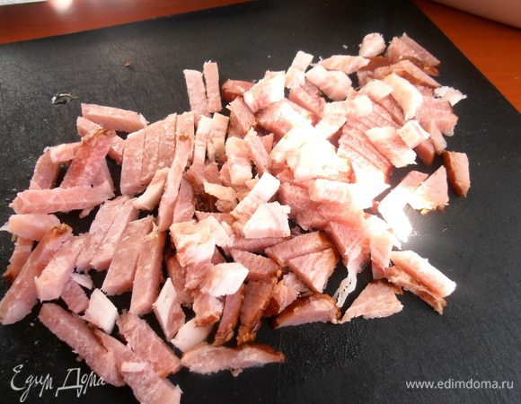 Для большей убедительности классической яичницы и на усладу мужчинам нам нужно любое готовое мясо (или колбасу) нарезать на полоски.