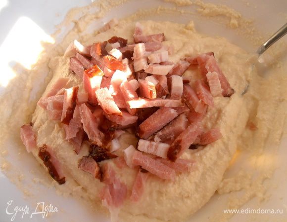 Отправляем мяско в творожную массу, оставив немного для украшения.