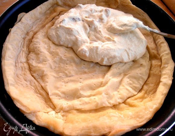 Итак, достаем из духовки будущую "сковородку" и начинаем заполнять дно творожной начинкой.