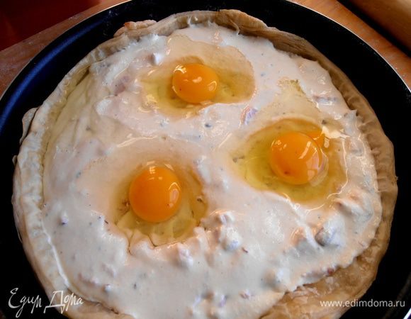 В сделанные ложкой углубления вбиваем три яйца на расстоянии друг от друга.
