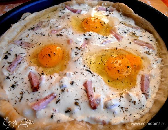 Втыкаем оставшиеся кусочки мяса. Сверху я решила посыпать сухим укропом,но можно после выпечки посыпать и свежим.