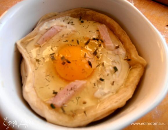 В порционной формочке проделываем ту же работу.