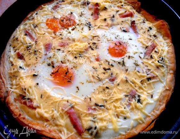 Выпекаем большую форму еще полчаса, но, если есть желание, незадолго до окончания, присыпаем сыром, стараясь не задеть желточки.