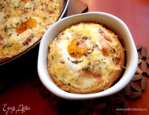 Первым вынимаем порционную формочку и можно прямо подавать в ней!