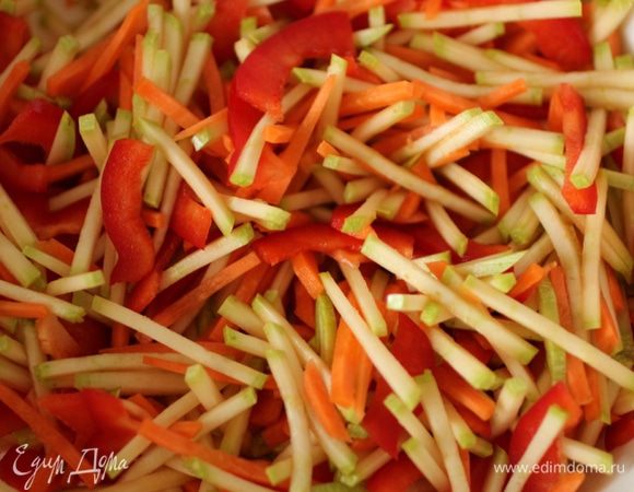 Морковь, цукини, лук и перец нарезать соломкой. Все перемешать.