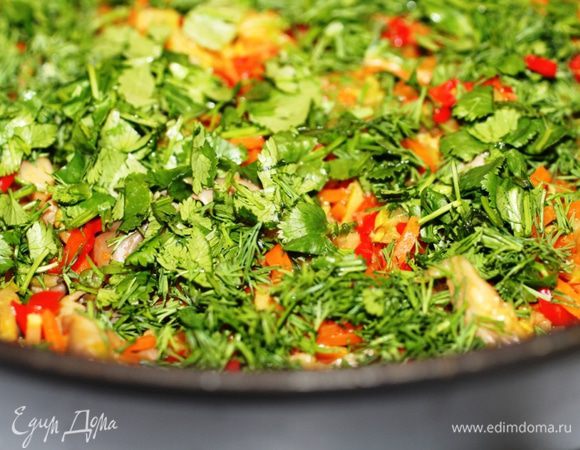 Обжарить на оливковом масле 4 минуты. Добавить грибы и жарить еще 4 минуты. Снять с огня, добавить рубленную зелень, чеснок, соль и перец, выдавить сок лимона. Остудить...