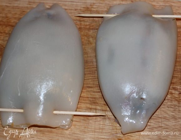 Наполнить приготовленным фаршем. Открытый край закрепить деревянными шпажками.
