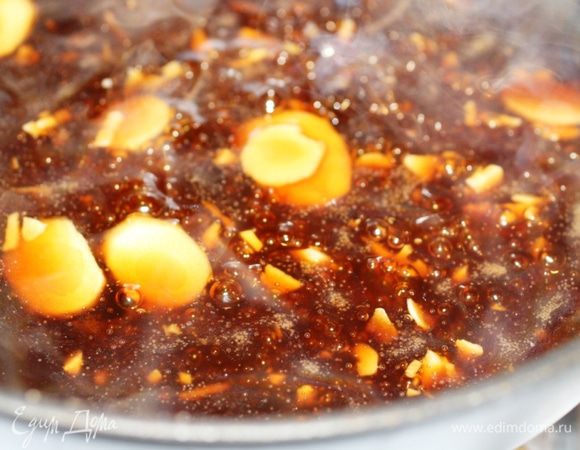 На другой сковороде приготовить соус - имбирь нарезать кружочками, чеснок измельчите. В сковороду налить вино, довести до кипения, добавить соевый соус, имбирь и чеснок. Готовить, помешивая, 3 мин. Снять с огня, добавить сахар и крахмал, разведенный в 1 ст.л. холодной воды. Перемешать...