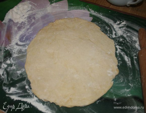 Охлажденное тесто раскатать в пласт толщиной 2–3 см.