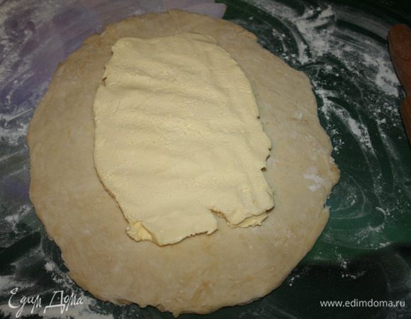 На тесто положить охлажденное масло.