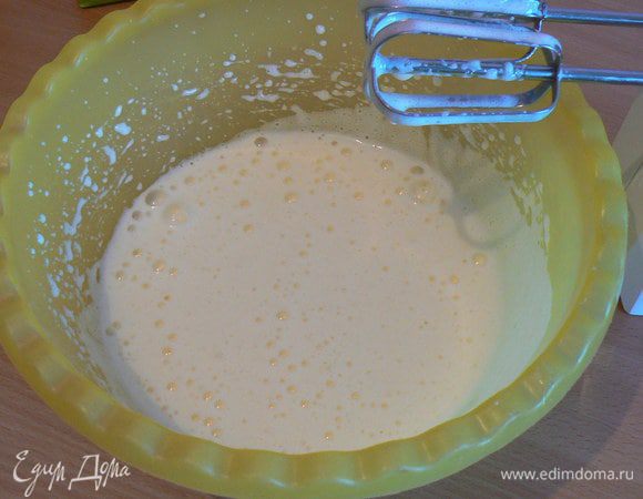 Яйца взбить венчиком с сахарной пудрой и ванильным сахаром.

