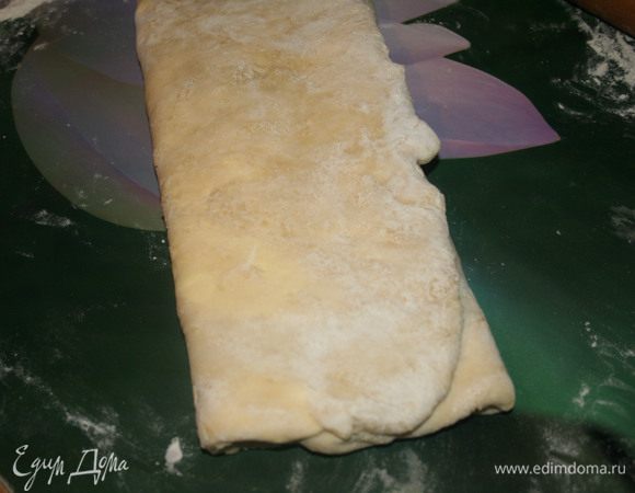 Свернуть тесто в три раза.