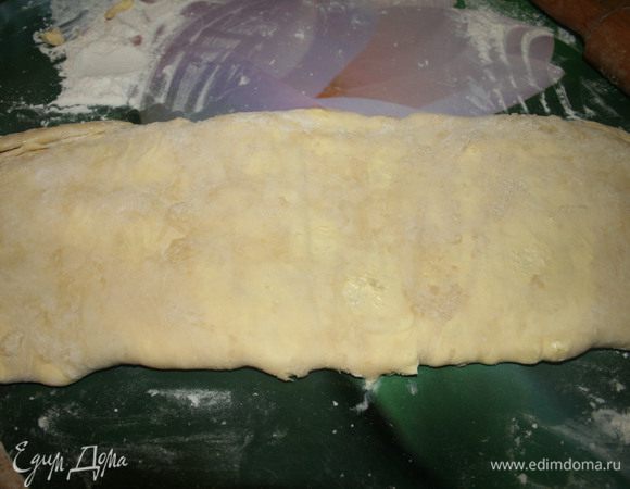 Раскатать свернутое тесто в прямоугольный пласт. Убрать в холодильник на 30 мин.