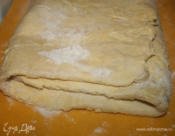 Затем опять свернуть втрое и убрать в холодильник на 1 час.