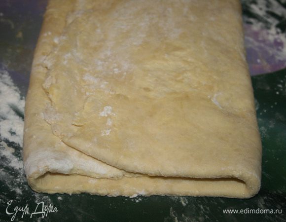 Затем свернуть его и опять убрать в холодильник на 1 час. Повторить эту процедуру еще 1 раз, каждый раз после сворачивания и разворачивания убирать тесто в холодильник. Готовое тесто хранить в морозилке. Я разрезала тесто на два пласта (каждый примерно по 600 г) и один пласт отправила в морозилку, а из другого сделала восхитительные корзиночки с курицей.