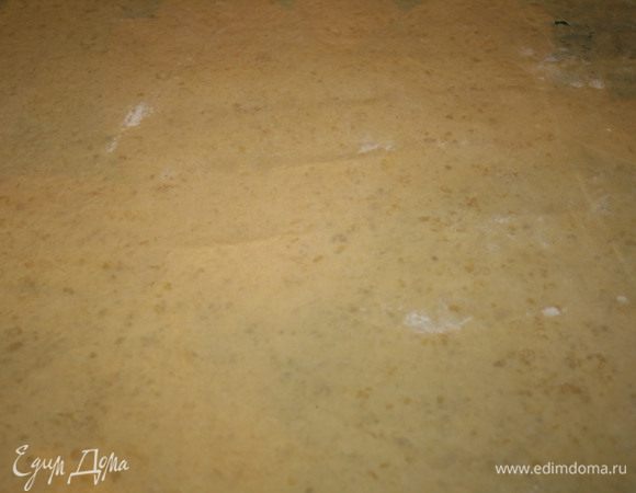 Раскатать довольно тонко тесто и разрезать на прямоугольники.