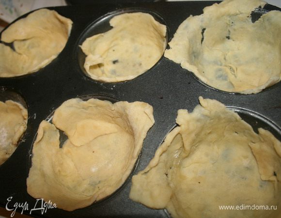 Я использовала формы для маффинов, но можно взять любые формы для кексов. Сформировать из прямоугольников корзиночки с бортиками.