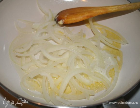 Начинка. В сковороде разогреть сливочное и оливковое масло. Лук нарезать полукольцами и немного обжарить.