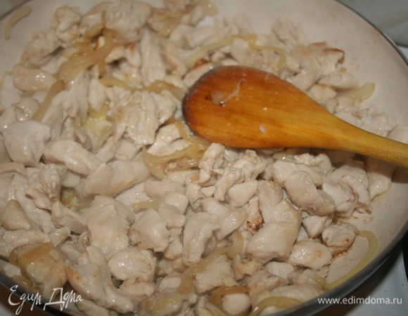 Куриную грудку нарезать на небольшие кусочки, добавить к луку и тушить до готовности, помешивая. Немного посолить.