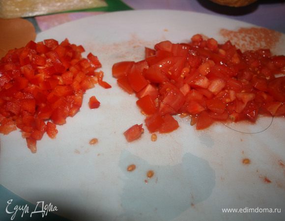 Мелко нарезать перец и помидорки.