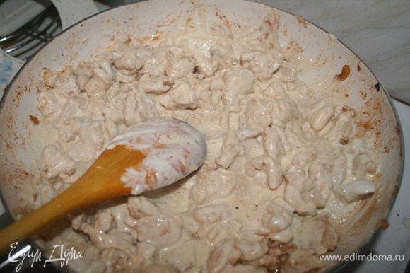 Добавить сырную смесь к курице с луком.