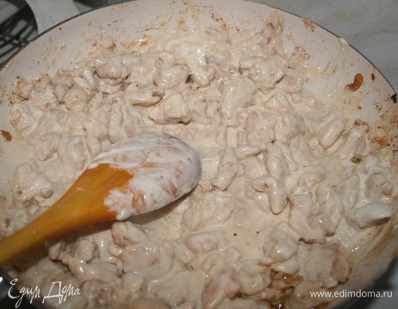 Добавить сырную смесь к курице с луком.