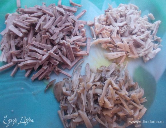 Язык, курицу и грибы порезать соломкой.