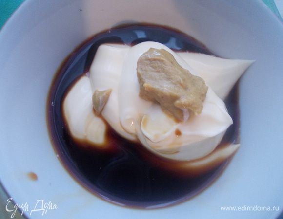 Майонез, соевый соус и горчицу смешать и заправить салат.