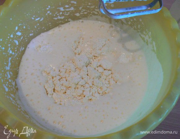 Добавить творог, хорошо перемешать.