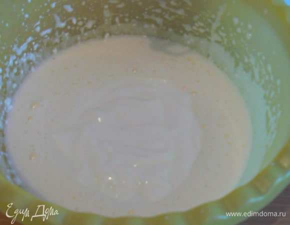 в йогурт добавить разрыхлитель,перемешать