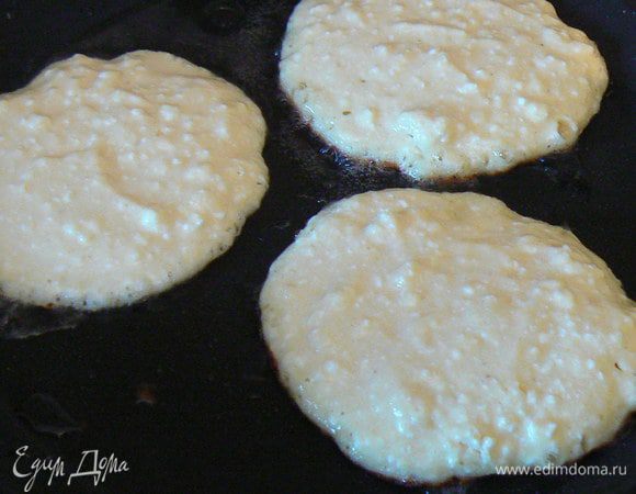 жарим на растительном масле (мне тесто показалось жидковатым, я добавила еще 3 ст. ложки пшеничной муки)