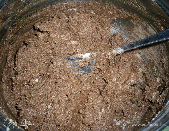 В полученную массу добавляем какао и хорошенько перемешиваем.
