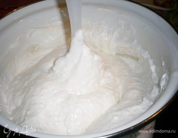 Всыпаем за два приема кокосовую стружку и аккуратно перемешиваем ложкой или лопаткой. Получается густая масса, в которой лопатка не падает.