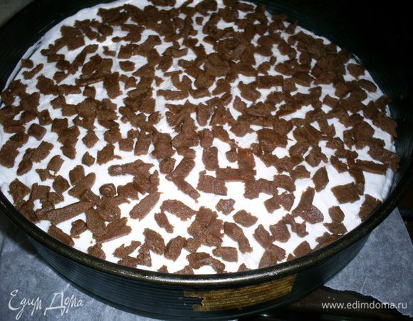 Выкладываем безе на песочное тесто, сверху на крупную терку натираем оставшееся тесто из морозилка.