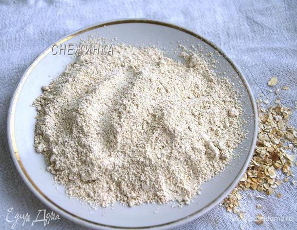 Измельчаем овсяные хлопья в муку при помощи кофемолки.