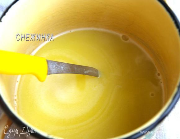 В кастрюльку наливаем воду, добавляем соль и сливочное масло. Доводим до кипения, постоянно помешивая, чтобы масло полностью растворилось.