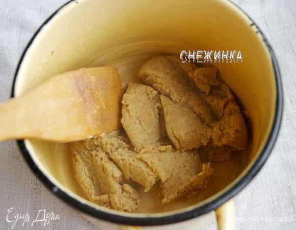 Оставив на огне, всыпаем потихоньку овсяную муку, интенсивно мешая массу, чтобы мука заварилась. Желательно использовать деревянную ложку или лопатку. Должен получиться достаточно плотный, отстающий от стенок кастрюли, комок.