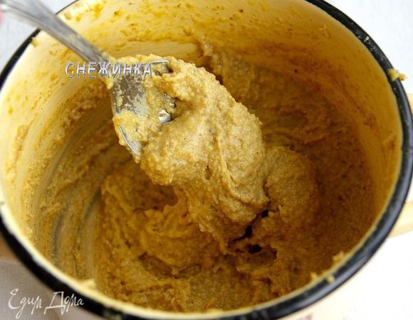 Снимаем с огня, даём немного остыть. Теперь добавляем одной яйцо, хорошенько вымешиваем, чтобы оно полностью вбилось в тесто. Затем другое яйцо вмешиваем и только затем вводим белок. Окончательное тесто лучше взбить миксером, так оно получается более нежное. Тесто не должно быть крутым, но и не должно растекаться.