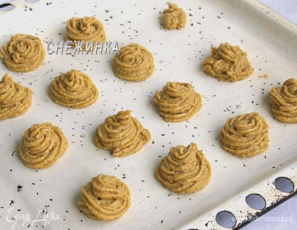 Противень слегка смазываем маслом. Формируем эклеры. Можно выдавить их красиво из кондитерского мешка, выложить ложкой или сформировать при помощи двух ложек. Отправляем их выпекаться при 180С около 35 минут. Всё зависит от величины эклеров, поэтому готовность можно проверить зубочисткой. Духовку не открываем!